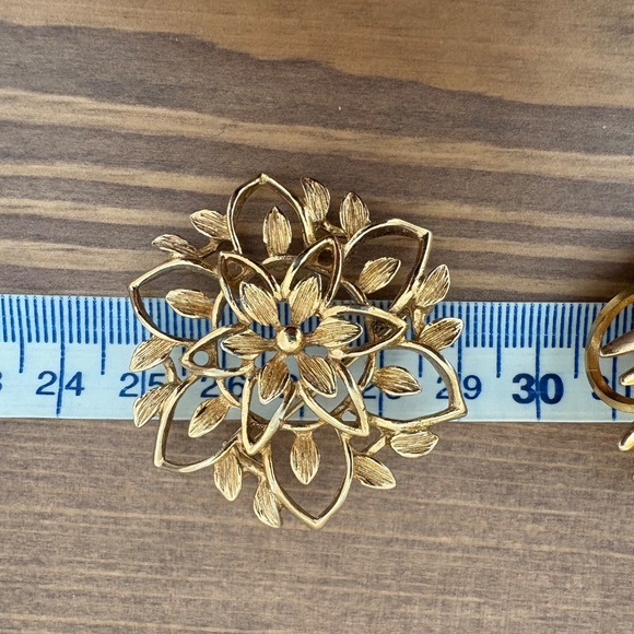 Vintage gold tone brooch set - Picture 3 of 5